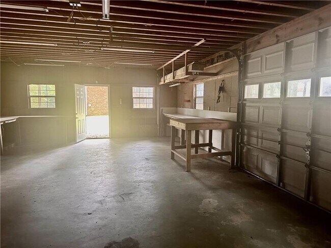 Building Photo - 2805 Pine Hill Dr