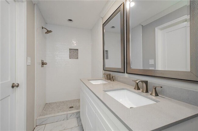 Building Photo - 729 Sunnybrook Dr
