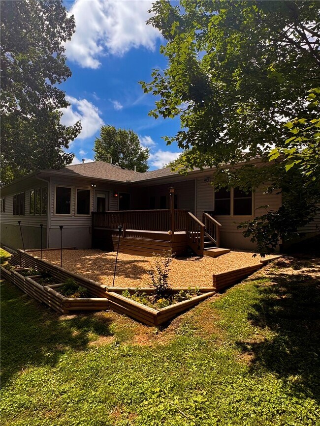 Building Photo - 723 N Lakeview Dr