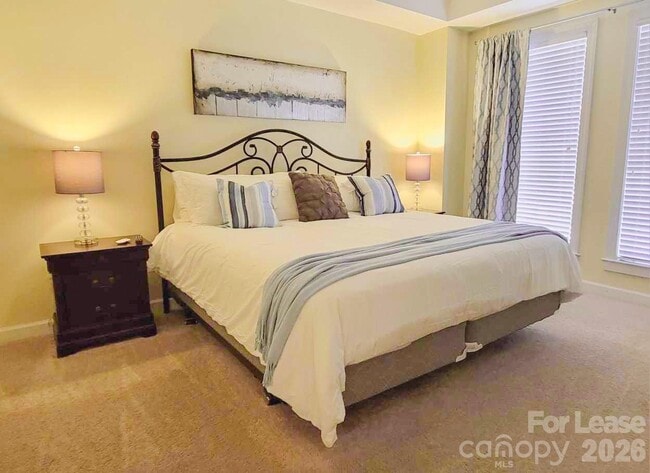 Building Photo - 718 W Trade St