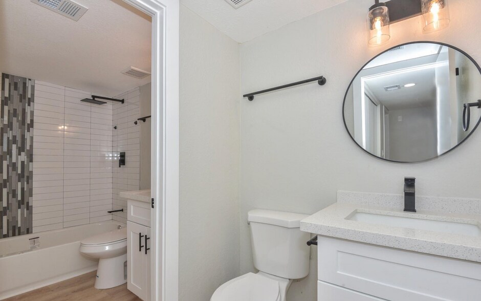 Building Photo - 14837 N 25th Dr