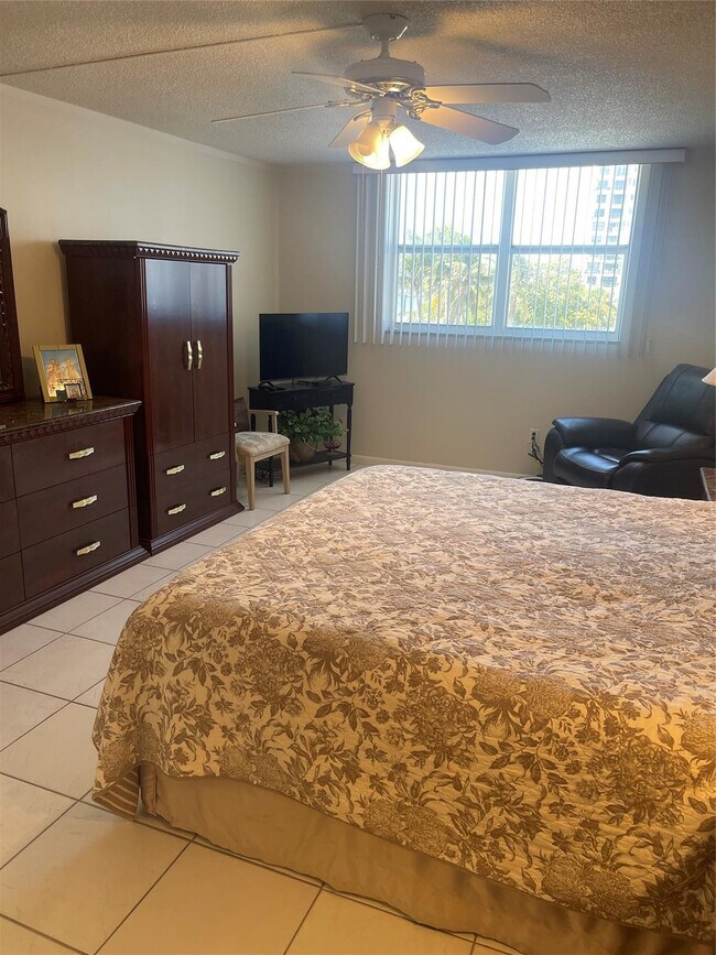 Building Photo - 1401 S Ocean Dr