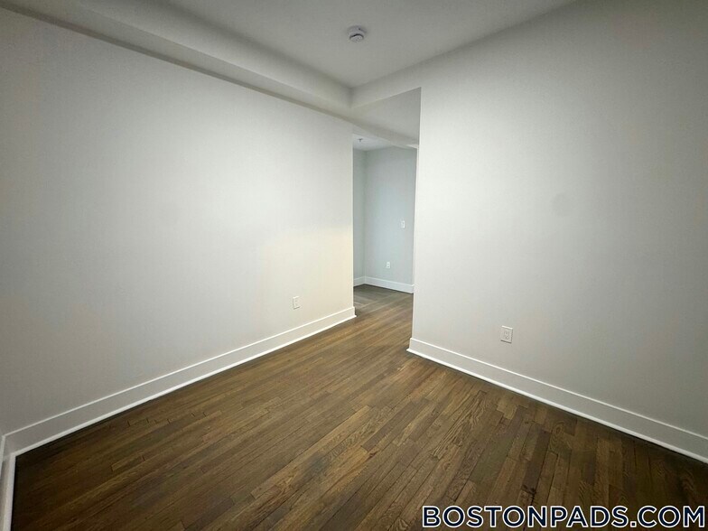 Building Photo - 81 Park Dr