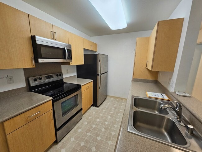 Building Photo - 2 Bed 1 Bath Condo 2 Parking ( Tandem parking right in front )
