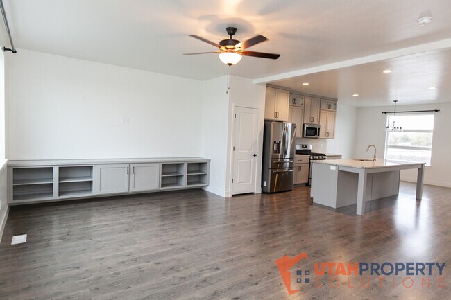Building Photo - 468 S 700 W