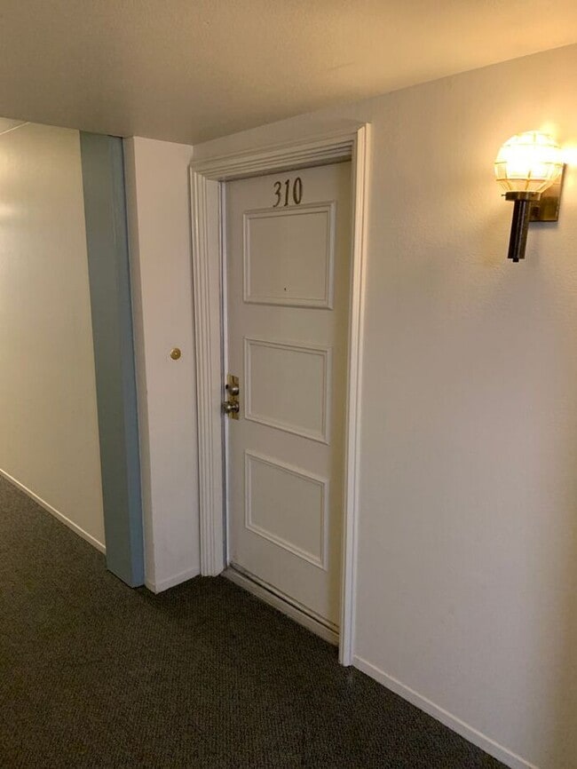 Building Photo - GREAT & SPACIOUS 2BD 2BA FOR LEASE!