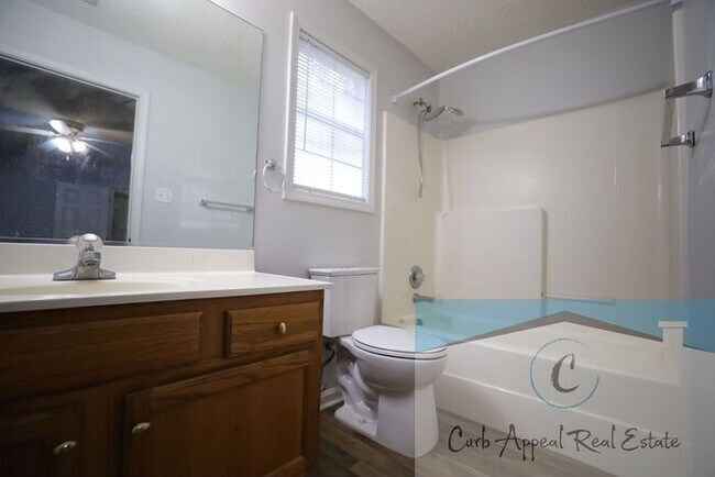 Building Photo - Spacious 3 bed/2 bath home - garage, deck, fenced back yard - includes yard care!!