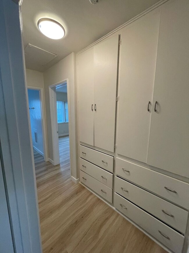 Building Photo - 15550 Vanowen St