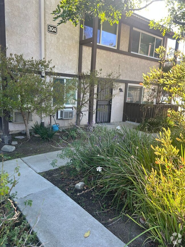 Building Photo - Charming 2BD/2Bth Condo