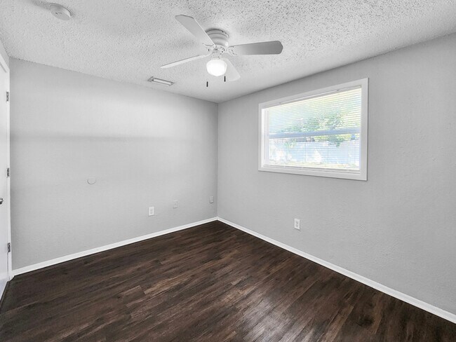 Building Photo - 4 Bedroom Home in Clearwater, FL