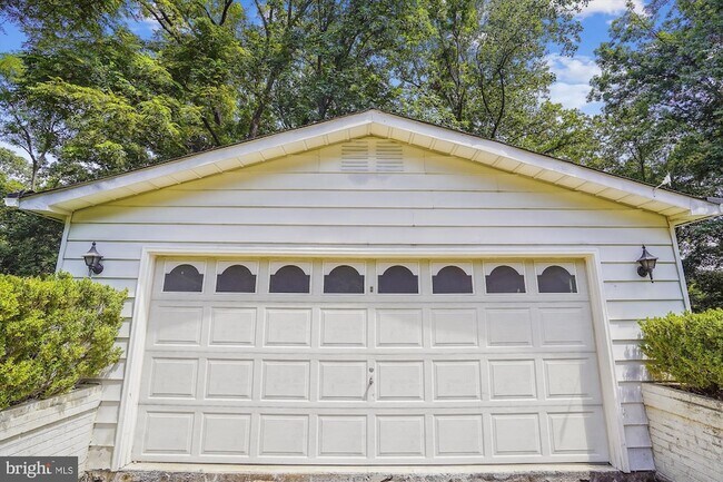 Building Photo - 8501 Canterbury Dr