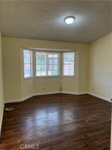 Building Photo - 924 N Quince Ave