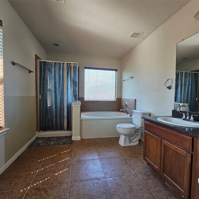 Building Photo - 11727 Madison Oak St