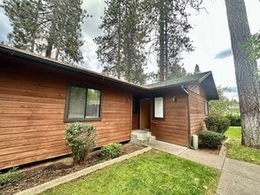 Building Photo - For Rent: Cozy 2 Bed / 2 Bath Condo with E...