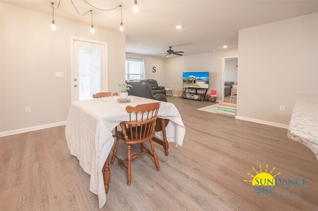 Building Photo - Stunning 4 Bedroom Home in Crestview! -Sol...