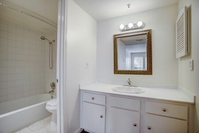 Building Photo - 1601 S Shepherd Dr
