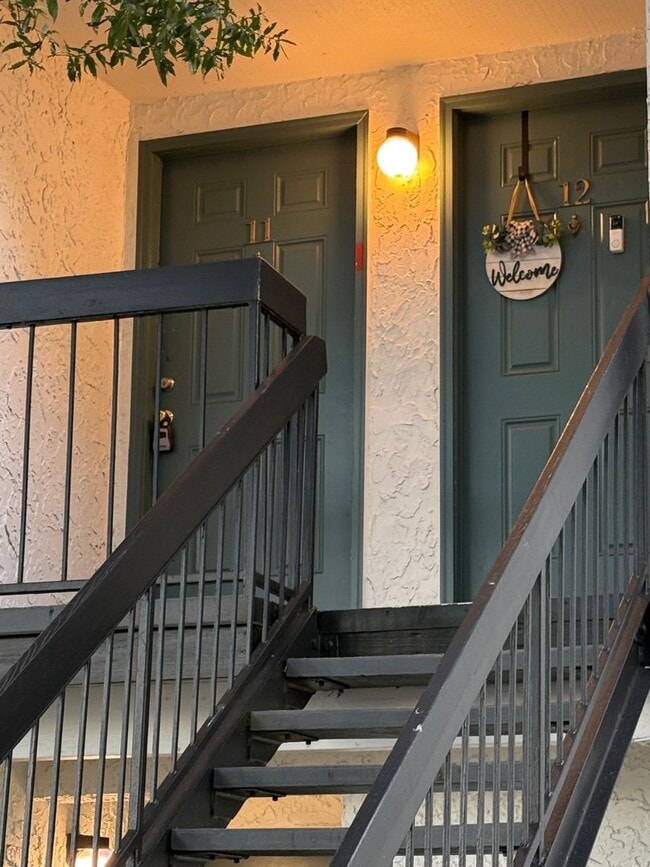 Building Photo - Large 2 Bedroom, 1 1/2 Bathroom Condo Available Immediately!