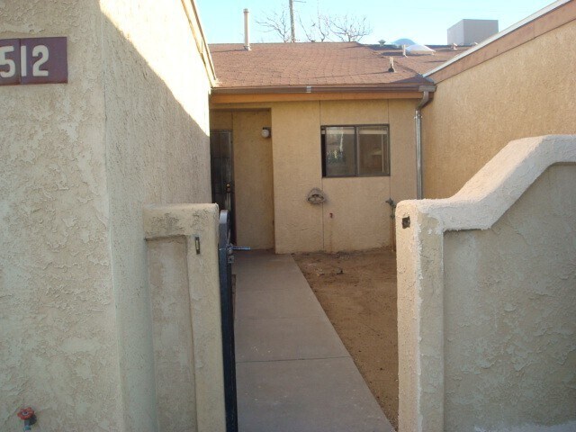 Building Photo - Cute Townhouse in Excellent Location