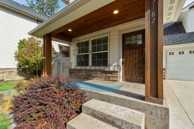 Building Photo - 3 Bedroom 3 Bathroom Home with Attached 2 Car Garage Available in Coeur d'Alene!