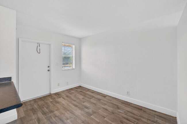 Building Photo - QUICK MOVE IN | FIRST MONTH FREE - Bright & Modern 1-Bedroom Apartment in Prime Oakland Park Loca...
