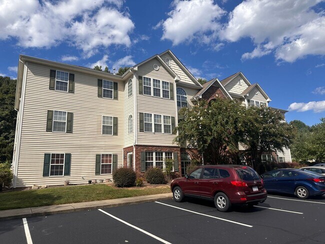 Building Photo - Cozy 2BR 2BA Condo in High Point