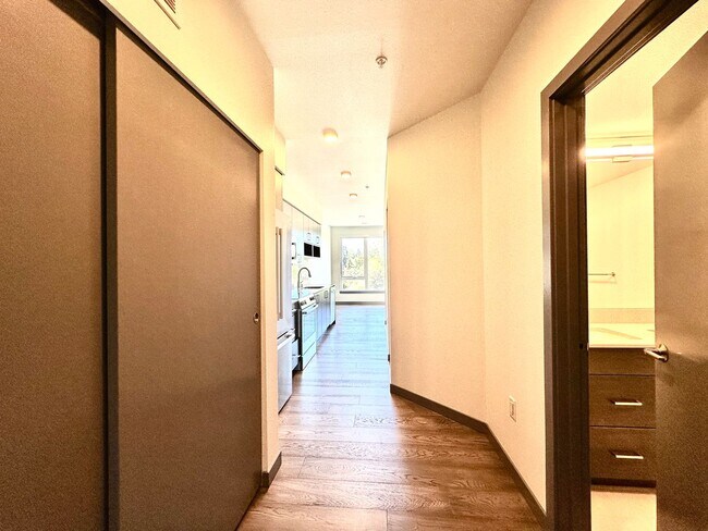 Building Photo - 1bd/1ba Kirkland Condo