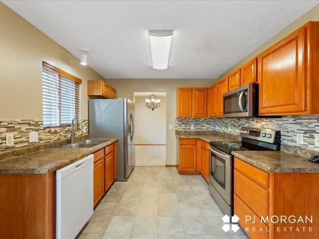Building Photo - 4 bedroom, 3 bathroom - Available 9/15- Co...