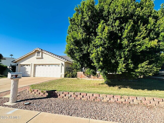 Building Photo - 2110 E Enrose Cir