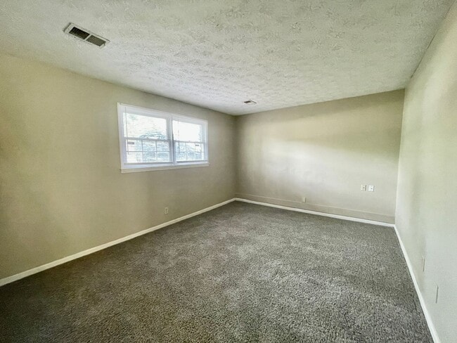 Building Photo - 3 Bedroom Duplex in Tates Creek!