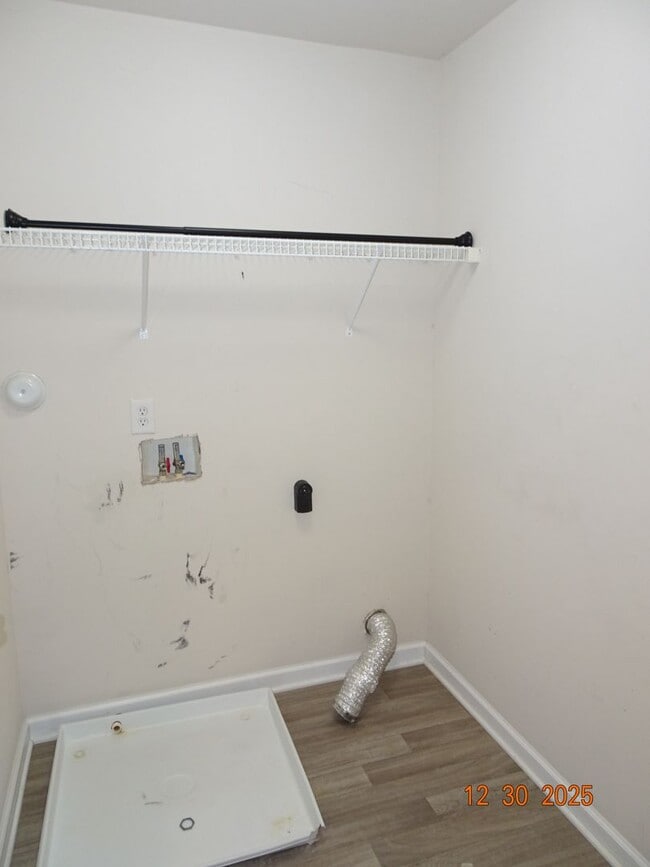 Building Photo - 4 Bedrooms, 3.5 Baths Townhouse