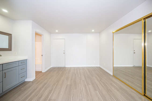 Building Photo - Beautiful and Freshly Renovated Hillcrest ...