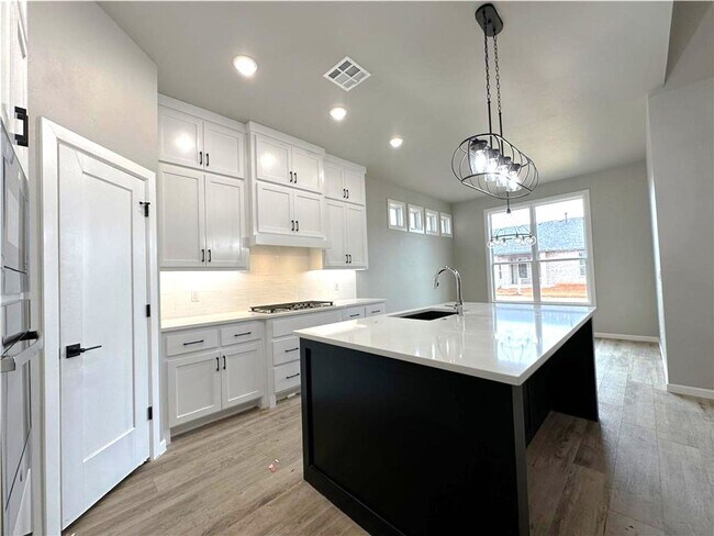 Building Photo - 3 Bed 2 Bath 2 Car in Twin Silos Addition Edmond, OK