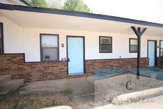 Building Photo - Utilities included plus cable and internet!! Newly renovated 1 bed/1 bath apt - HUD accepted!!