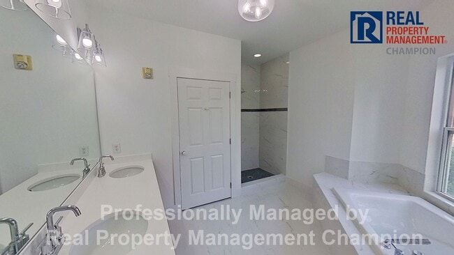 Building Photo - Beautifully Updated 2 BD/2 BA with Screened Porch & Modern Finishes