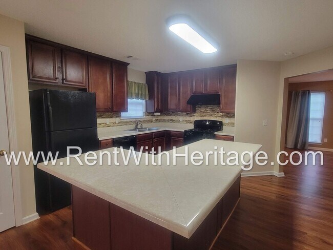 Building Photo - WOW!!! GORGEOUS HOME IN POPULAR CREEKSIDE SUBDIVSION / SWIM / TENNIS / UPGRADES GALLORE