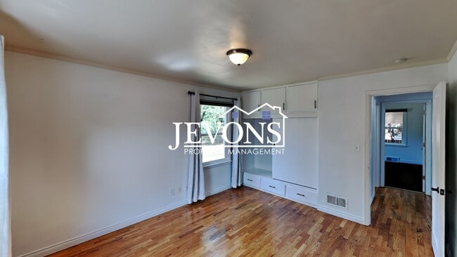 Building Photo - Charming 3-bedroom home with large fenced ...