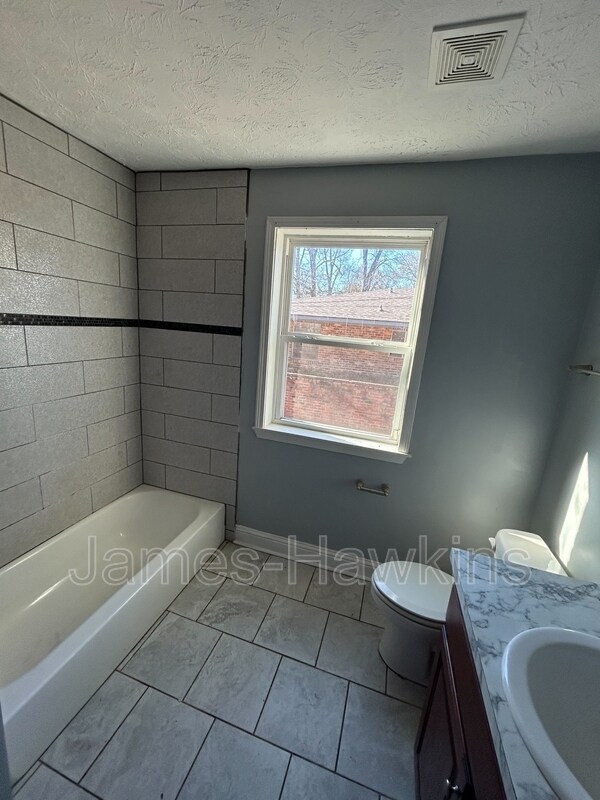 Building Photo - 114 Stuart St