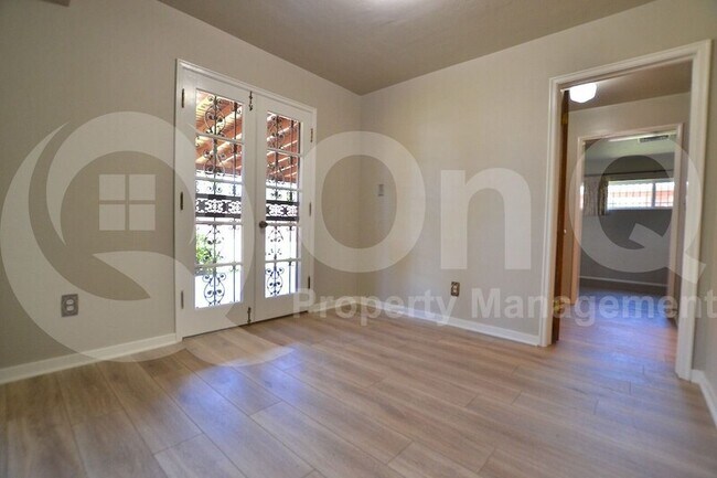 Building Photo - 1930 E Solano Dr