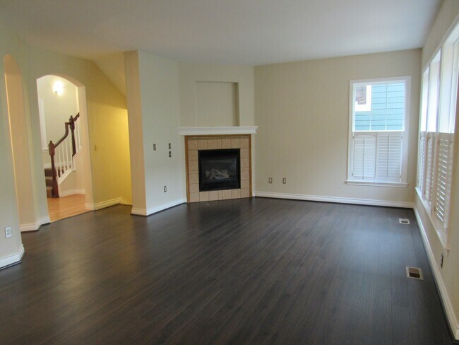 Building Photo - Rare Bradburn Single Family home including Carriage house