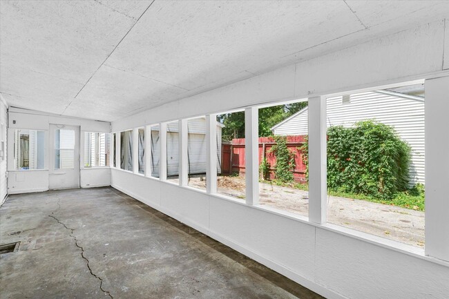 Building Photo - Now Leasing 3-Bedroom, 2-Bath House with D...