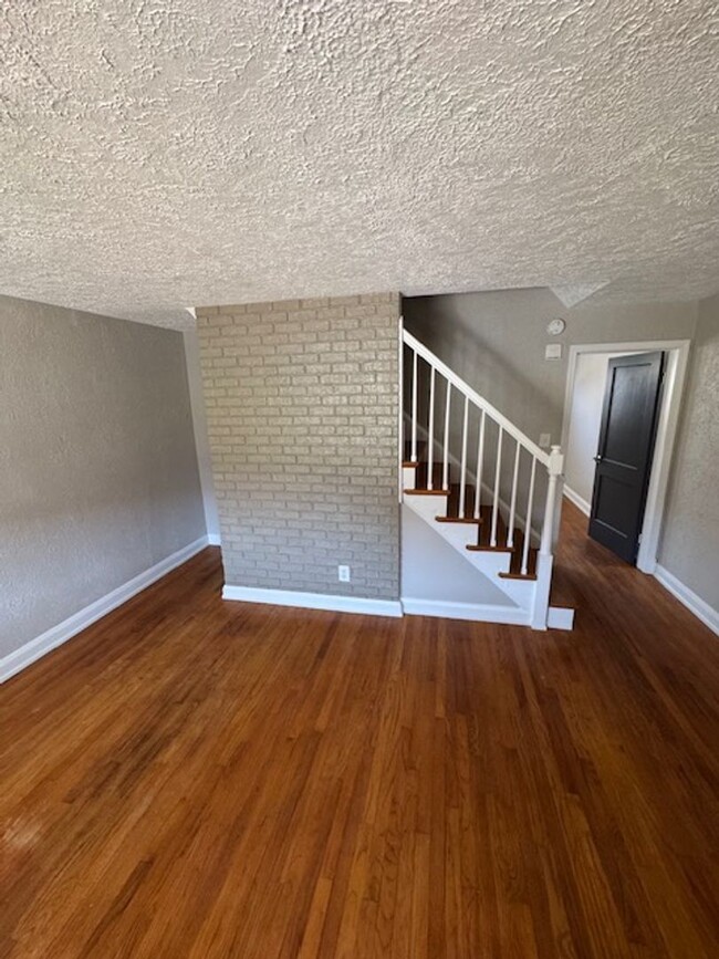 Building Photo - Super Fresh 3BR Townhome on Searles Rd for...