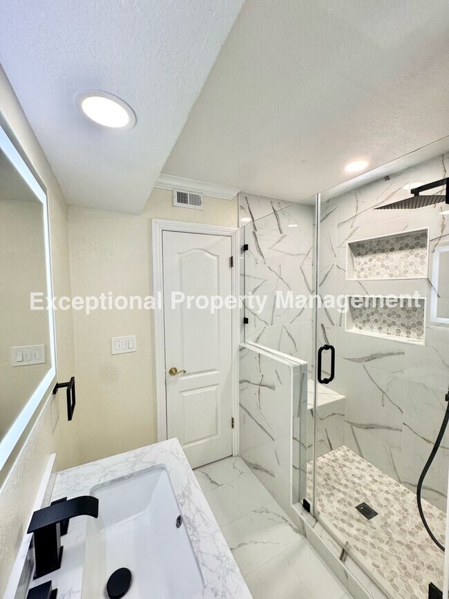 Building Photo - Ready to move in 4 bed 2 bath pool home!