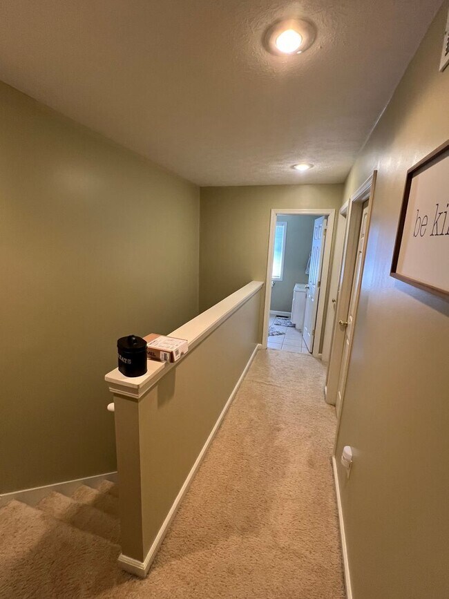 Building Photo - 3 BEDROOM TOWNHOUSE AVAIL JULY 2026.   Mon...