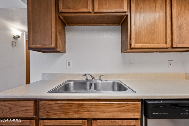 Building Photo - 4211 E Palm Ln