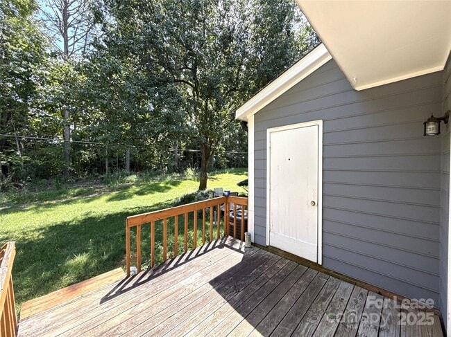 Building Photo - 1724 Village Lake Dr