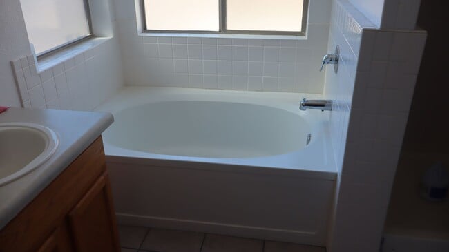 Building Photo - Furnished 3 Bedroom home