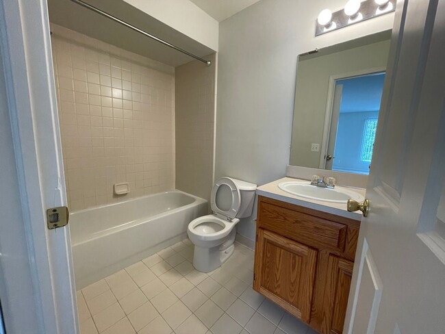 Building Photo - Shelby Twp 2-bedroom, 2-bath condo-style, ...