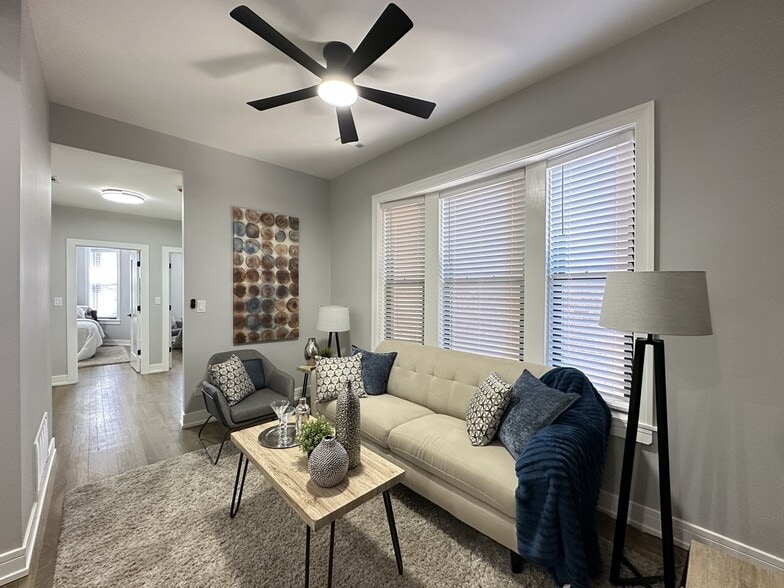 Building Photo - 3840 N Wilton Ave