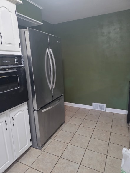 Building Photo - 244 Broadway St E