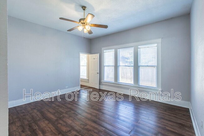 Building Photo - 609 Herring Ave